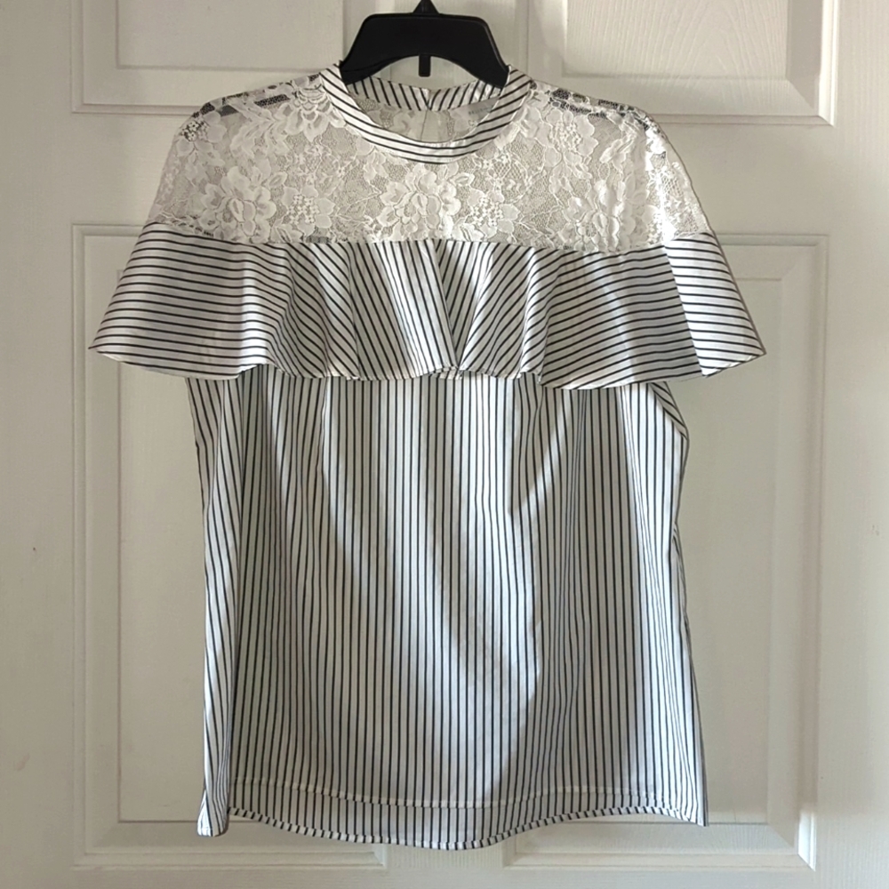 🖐🏽 Dark Grey and White Lace pinstripe blouse